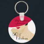 Roter Hut, roter Lippenstift, Perlen, 50. Geburtst Schlüsselanhänger<br><div class="desc">Das ist dein fabelhafter, fünfzigster Geburtstag. Feiern Sie das fabelhafte Sie! Eine elegante Dame in einem roten Hut mit rotem Lippenstift und Perlen reflektiert Ihren einzigartigen Chic und raffinierten Stil. Eleganter Deko, Retro, dieses Design ist perfekt für ein fünfzigjähriges Mädchen, dessen Geschmack raffiniert und elegant ist. Diese Schlüsselanhänger sind großartige...</div>