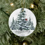 Roter Kardinal Bird von Rustic Green Winter Pine T Keramik Ornament<br><div class="desc">Rustikale grüne Winter Pine Bäume Roter Kardinal Bird Watercolor Weihnachtsschmuck. Feiern Sie Ihren Urlaub mit diesem schlichten und modernen Design ohne Foto festliche, natürliche Farbkarten! Genießen Sie einen schneebedeckten Tag in einem Berg mit großen, weich grünen, bemalten Kiefernwäldern und einem Winterroten Vogel auf dem Baum. Wünschen Sie allen ein frohes...</div>