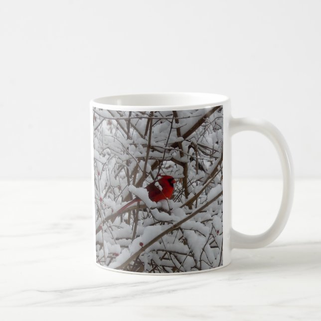 Roter Kardinal in einem schneebefüllten Baumkaffee Kaffeetasse (Rechts)