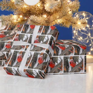 Roter Kardinal mit Winterhut Geschenkpapier