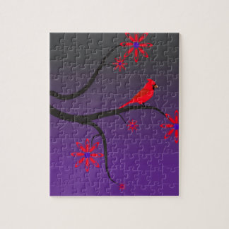 Roter Kardinalsvogel in einem Baum auf lila