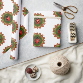 Roter Ladybug auf roten und grünen Blütenblättern  Geschenkpapier