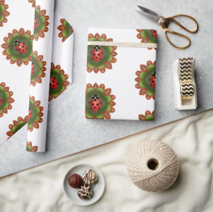 Roter Ladybug auf roten und grünen Blütenblättern Geschenkpapier