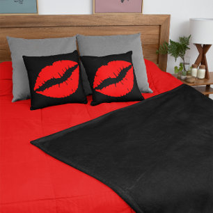 Roter Lippenstift-Kuss auf Schwarz Kissen