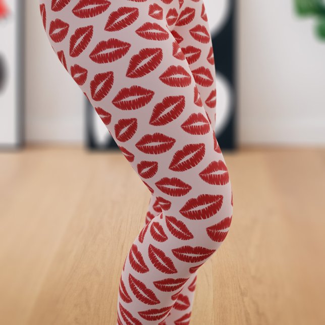 Roter Lipstick Kiss Muster auf rosa Leggings (A fun pair of red lipstick leggings just for you)