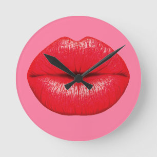 Roter Lipstick mit großen Pop-Kunstlippen auf gü Runde Wanduhr