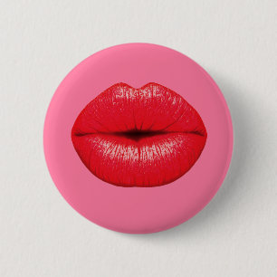 Roter Lipstick mit großen Pop-Kunstlippen auf gürt Button