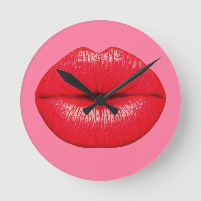 Roter Lipstick mit großen Pop-Kunstlippen auf gürt Runde Wanduhr (Vorderseite)