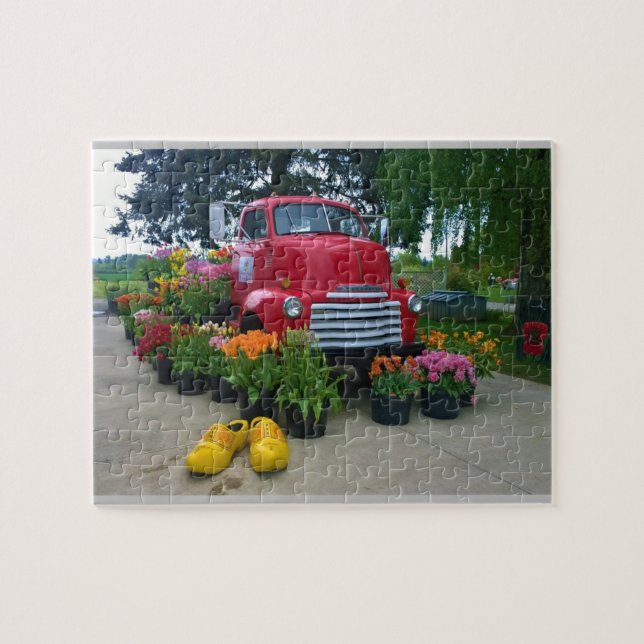 Roter Lkw mit Tulips, Oregon (Horizontal)