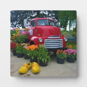 Roter Lkw mit Tulips, Oregon Fotoplatte