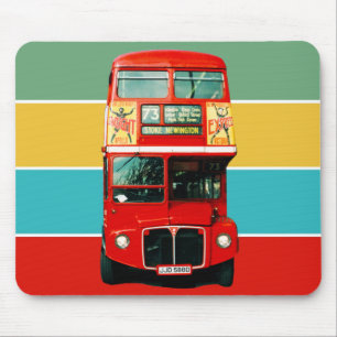 Roter London-Bus mit farbigen Streifen Mousepad