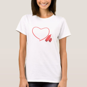 Roter Marker und rotes Herz T-Shirt