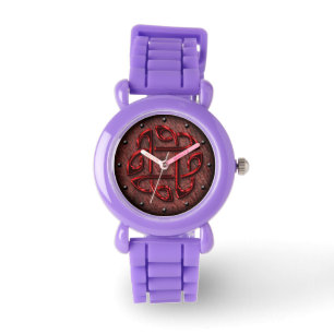 Roter metallischer keltischer Knoten auf lederner Armbanduhr