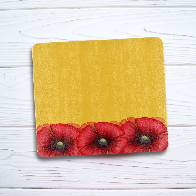 Roter Mohn-Blume Muster auf Gelbmustern Schneidebrett (A bright mustard yellow cutting board with a line of red poppy flowers.)