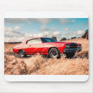Roter Muskelwagen im Gras. Mousepad