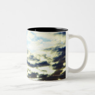 Roter orange blauer Sonnenuntergang mit Wolken Zweifarbige Tasse