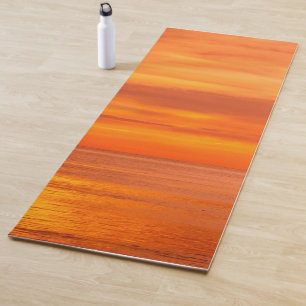 Roter orangefarbener Sonnenuntergang Himmelswolken Yogamatte