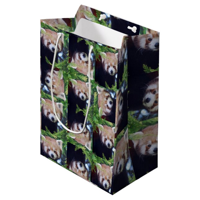 Roter Panda Mittlere Geschenktüte (Vorderseite Schrägansicht)