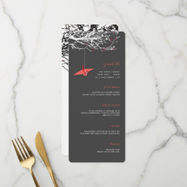 Roter Papierkran auf asiatischen Hochzeiten am Zwe Menükarte