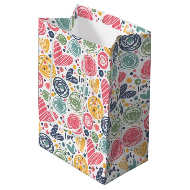 Roter Pfirsich Rosa Rosa Blau Herzmuster Mittlere Geschenktüte (Vorderseite Schrägansicht)