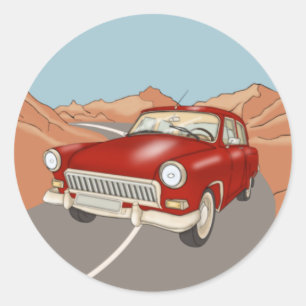 Roter Retrowagen auf der Autobahn Runder Aufkleber