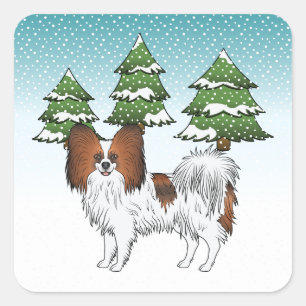 Roter Sable-Papillon-Hund in einem Winterwald Quadratischer Aufkleber