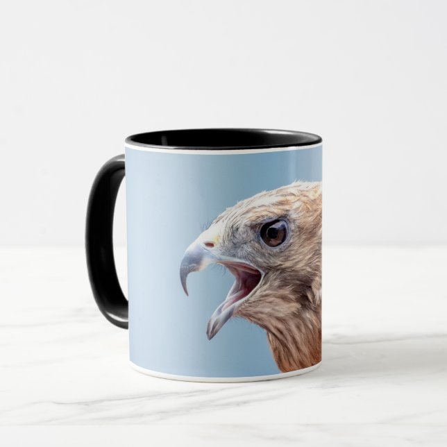 Roter Schulter-Hawk auf einem Felsen Tasse (Vorderseite Links)