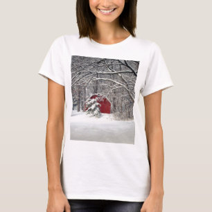 Roter Stall im Schnee 2011 T-Shirt