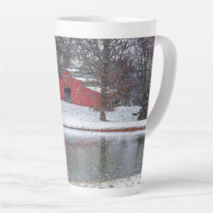 Roter Stall im Schnee schmerzhaft Milchtasse