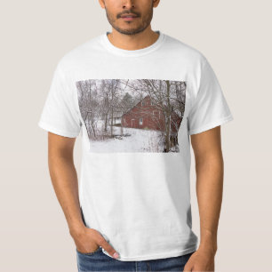 Roter Stall im Schnee T-Shirt