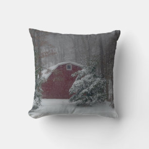Roter Stall im Schneekissen Kissen