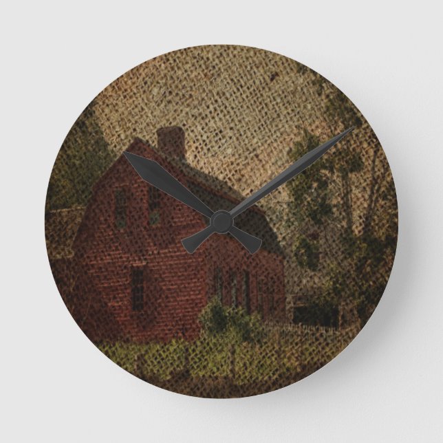 Roter Stall in einem Bauernhof mit primitivem Best Runde Wanduhr (Vorderseite)