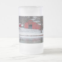 Roter Stall in schneebedeckter, Mattierter Tasse