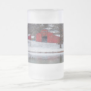 Roter Stall in schneebedeckter, Mattierter Tasse