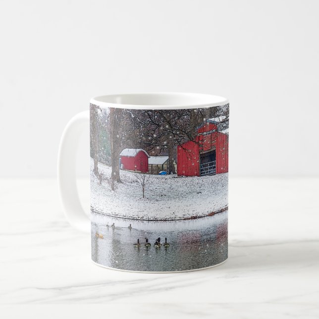 Roter Stall in schneebedeckter Tasse (Vorderseite Links)