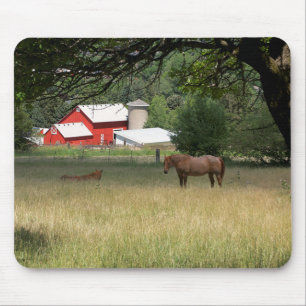 Roter Stall und Pferde Mousepad