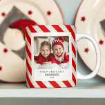 "Roter Streifen mit Foto Frohe Weihnachten und Nam Kaffeetasse<br><div class="desc">"Genießen Sie die Wärme der Urlaubssaison mit diesem Roten Streifen mit Foto Frohe Weihnachten und Name personalized Mug. Mit einem fröhlichen roten Streifen-Design, Ihrem eigenen Foto und einem personalisierten Namen ist diese Tasse ideal für gemütliche Wintermorgens oder als festliches Geschenk für Liebende. Fügen Sie Ihren Urlaubsgetränken eine persönliche Touch hinzu...</div>