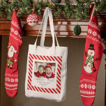 "Roter Streifen mit Foto Frohe Weihnachten und Nam Tragetasche<br><div class="desc">"Feiertagsmagazin überall mit diesem Roten Streifen mit Foto Frohe Weihnachten und Name Personalisiert Tote Tag. Mit einem klassischen roten Streifen-Design, Ihrem individuellen Foto und einem personalisierten Namen ist diese Tote-Tasche festlich und funktionell zugleich. Ideal für Geschenke, Ferien-Shopping oder den Alltag, ist es ein einzigartiger Sake, der eine persönliche Touch in...</div>