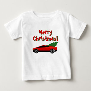 Roter Tesla-Lkw transportiert einen Weihnachtsbaum Baby T-shirt
