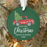 Roter Truck Erster Weihnachtsgrün Ornament<br><div class="desc">Modern Red Brush Script Erste Weihnachtsnachtsnacht Vintager Roter Truck mit Weihnachtsbaum Ornament</div>