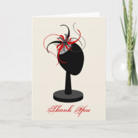 Roter u. schwarzer Fascinator u. Hut-Stand danken