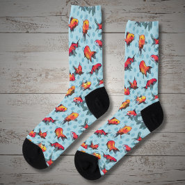 Roter und gelber Fisch mit blauem Hintergrund Socken