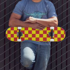 Roter und gelber Motor Vintag überprüft Skateboard