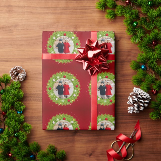 Roter und grüner Weihnachtskranz wiederholt ein Fo Geschenkpapier (Feiertagsgeschenk)
