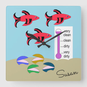 Roter und schwarzer Fisch mit Muscheln: Quadratische Wanduhr