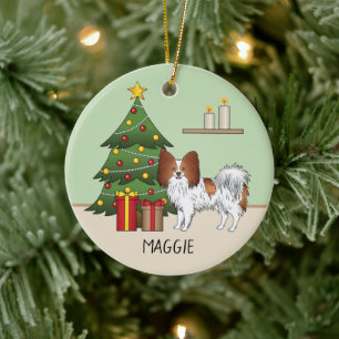 Roter und weißer Papillon-Hund an einem Weihnachts Keramik Ornament