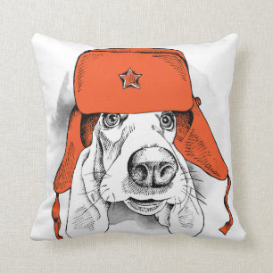Roter Ushanka Hut Basset Hounds   Kissen