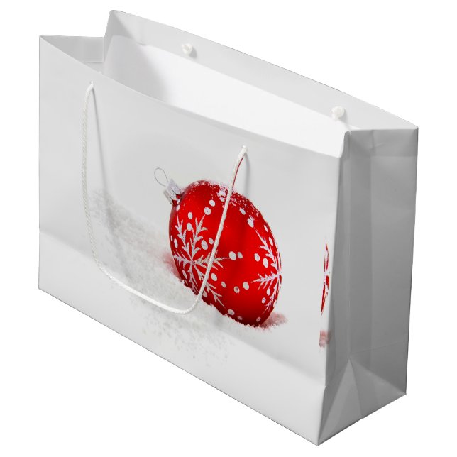 Roter Weihnachtsball mit Schneeflocke Große Geschenktüte (Vorderseite Schrägansicht)
