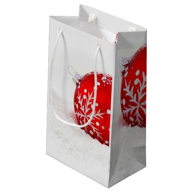 Roter Weihnachtsball mit Schneeflocke Kleine Geschenktüte (Rückseite Schrägansicht)