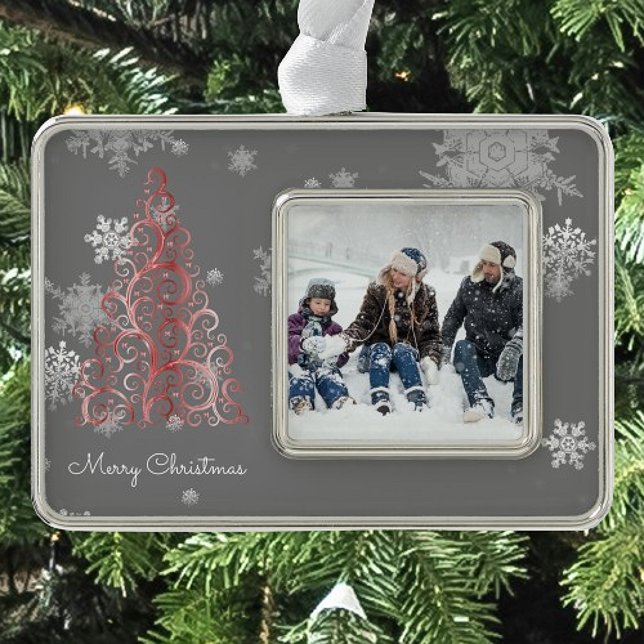 Roter Weihnachtsbaum und Schneeflocken Rahmen-Ornament Silber (Red Christmas Tree and Snowflakes Framed Ornament)